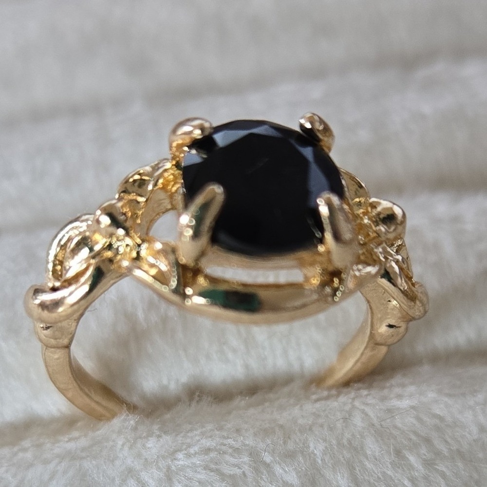Size 6.5 Gold Tone Black gem Ring | Vintage Inspo Statement | Gothic Romantic